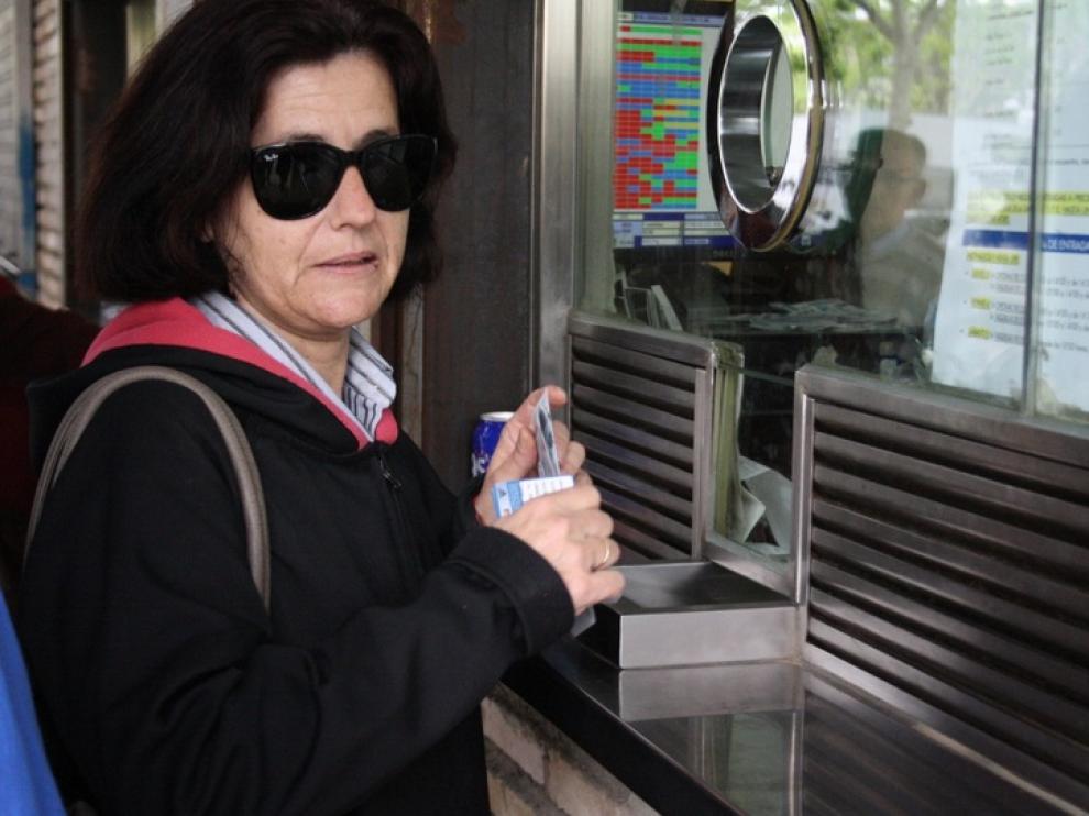 Una aficionada comprando entradas para el partido