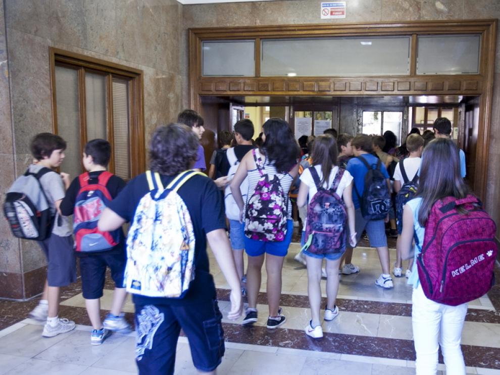 Los alumnos entran a un instituto zaragozano