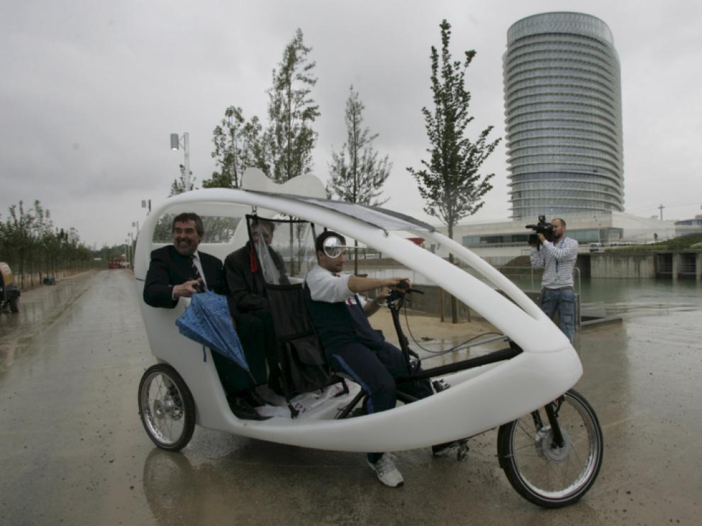 Belloch e Iglesias viajan en un Gotaxi en el recinto Expo