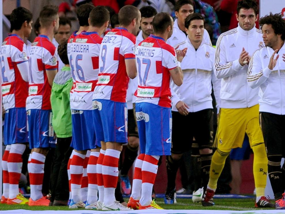 El Granada hizo el paseíllo al campeón