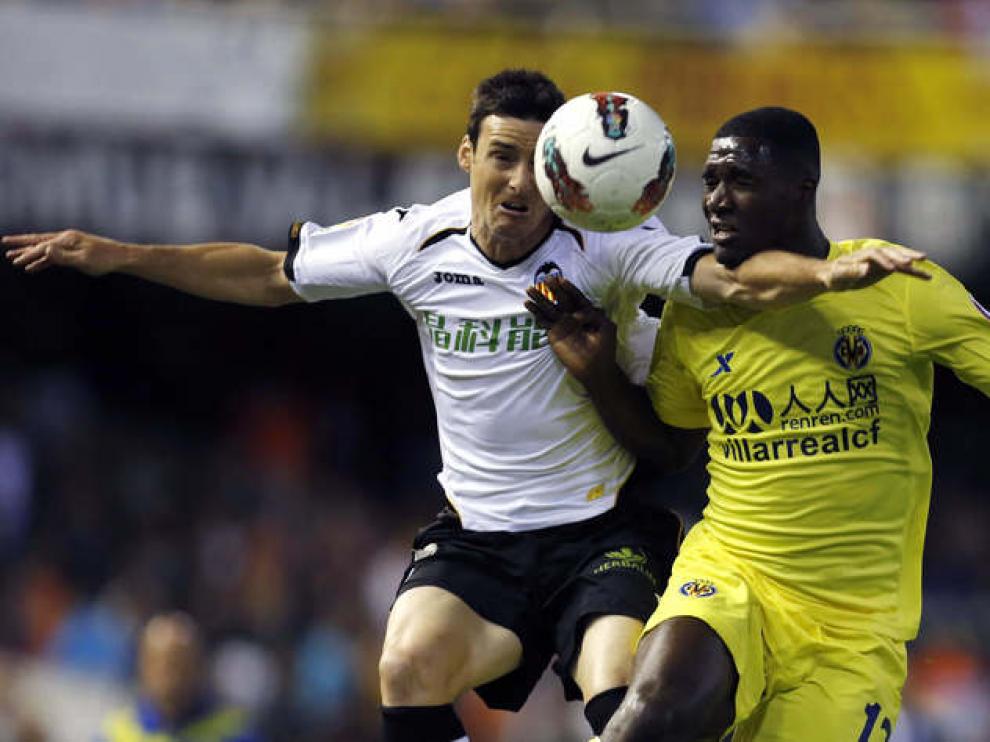 El delantero del Valencia, Aritz Aduriz, pelea por el balón con el defensa colombiano del Villarreal.