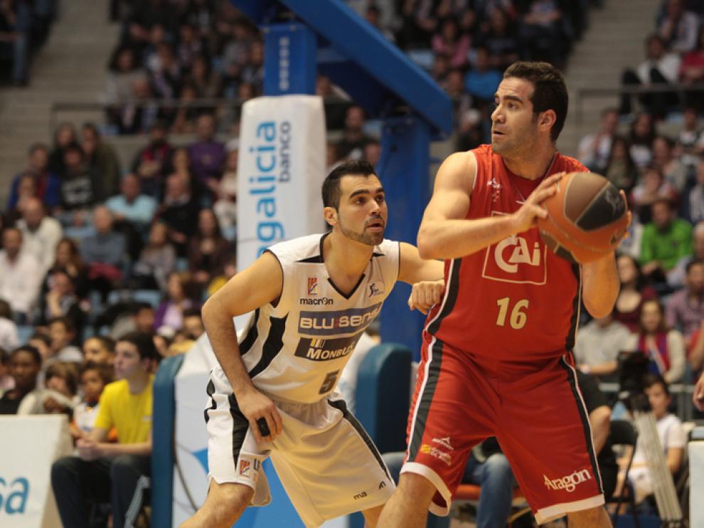 Cabezas protege el balón ante su defensor