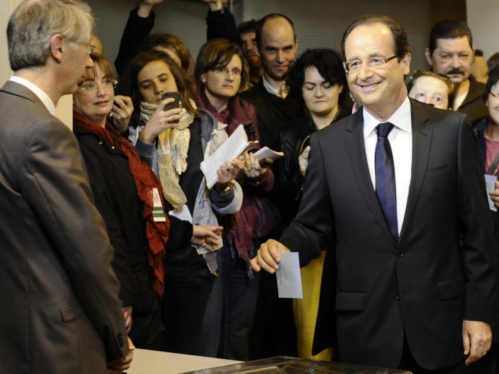 Hollande introduce su papeleta en la urna