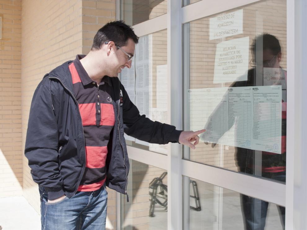 Un padre consulta las listas en Valdespartera