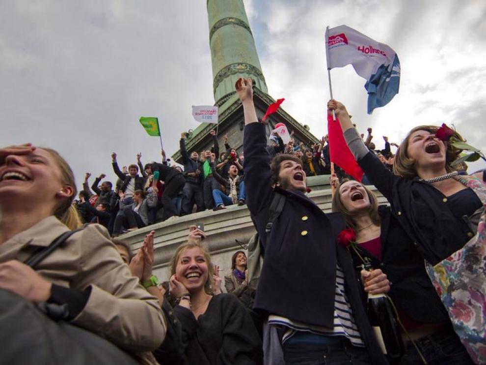 Simpatizantes de Hollande celebran la victoria socialista
