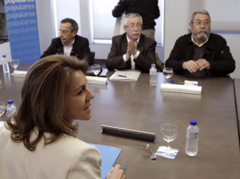 Mario Dolores de Cospedal frente a los secretarios generales de UGT y CCOO.