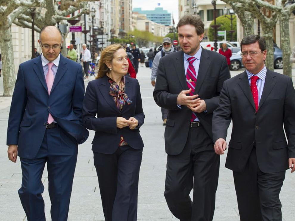 El delegado del Gobierno en Castilla y León, Ramiro Ruiz (i), la ministra de Fomento, Ana Pastor, el alcalde de la capital burgalesa, Javier Lacalle