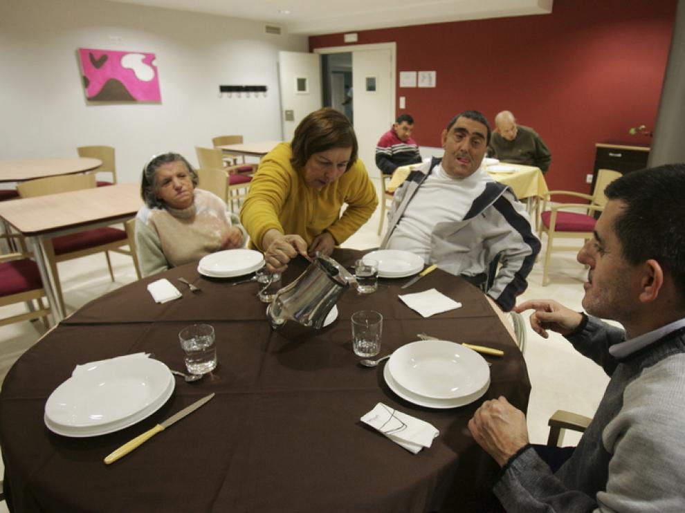 Varias personas, en una residencia de Atades.