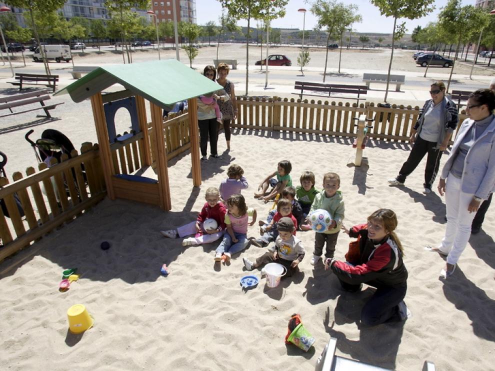 Varias madres cuidan a sus hijos en un parque