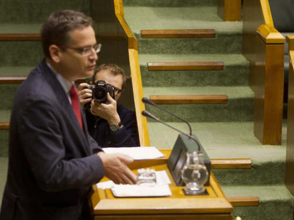 Foto de archivo de Basagoiti y López en un pleno del Parlamento vasco