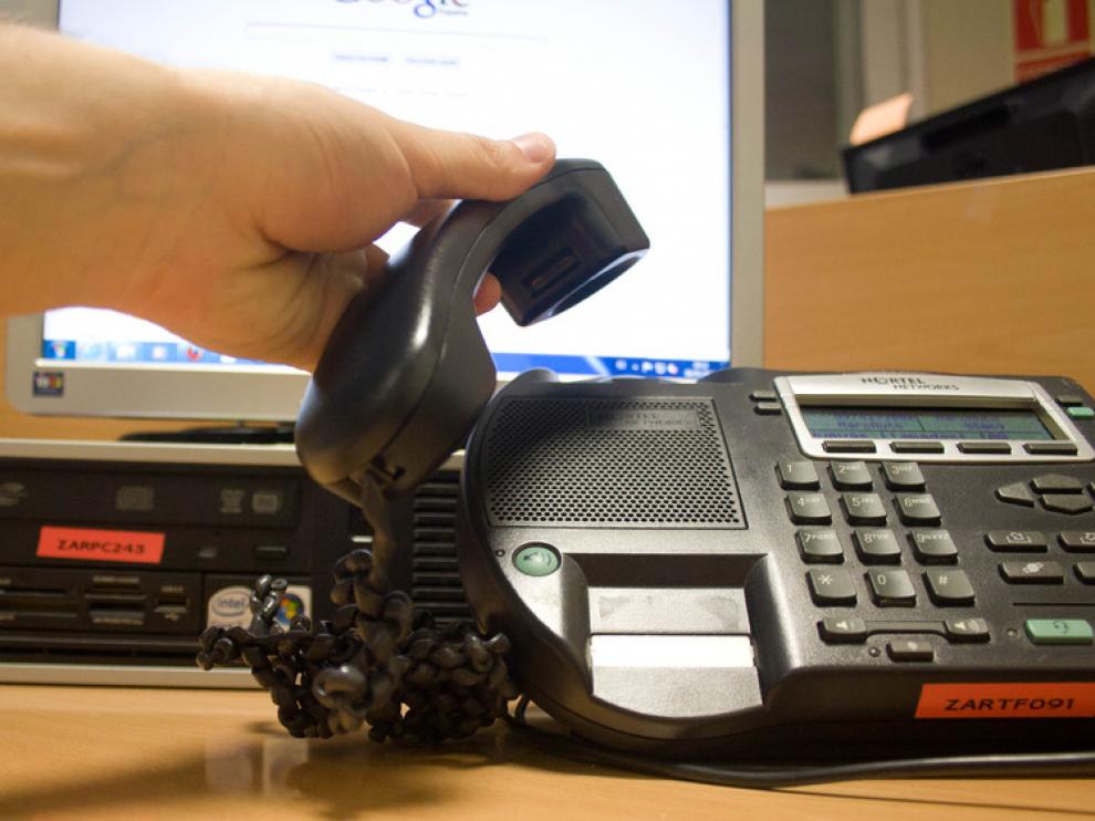 La guía editada por el Gobierno de Aragón incluye las estafas telefónicas entre las más habituales.