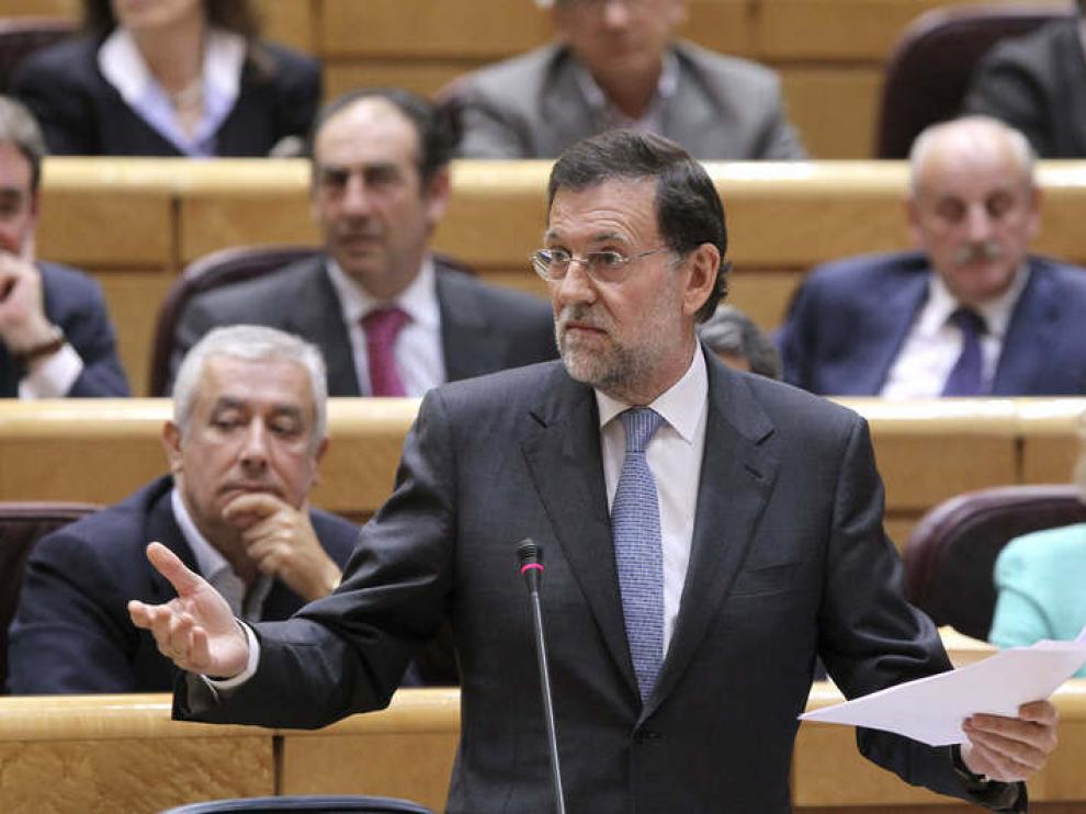 Mariano Rajoy responde a una de las preguntas de la oposición desde su escaño, en el pleno del Senado.
