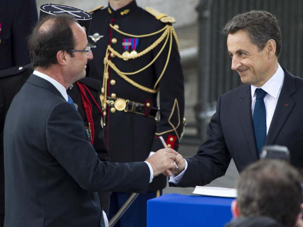 Saludo entre Sarkozy y Hollande en París