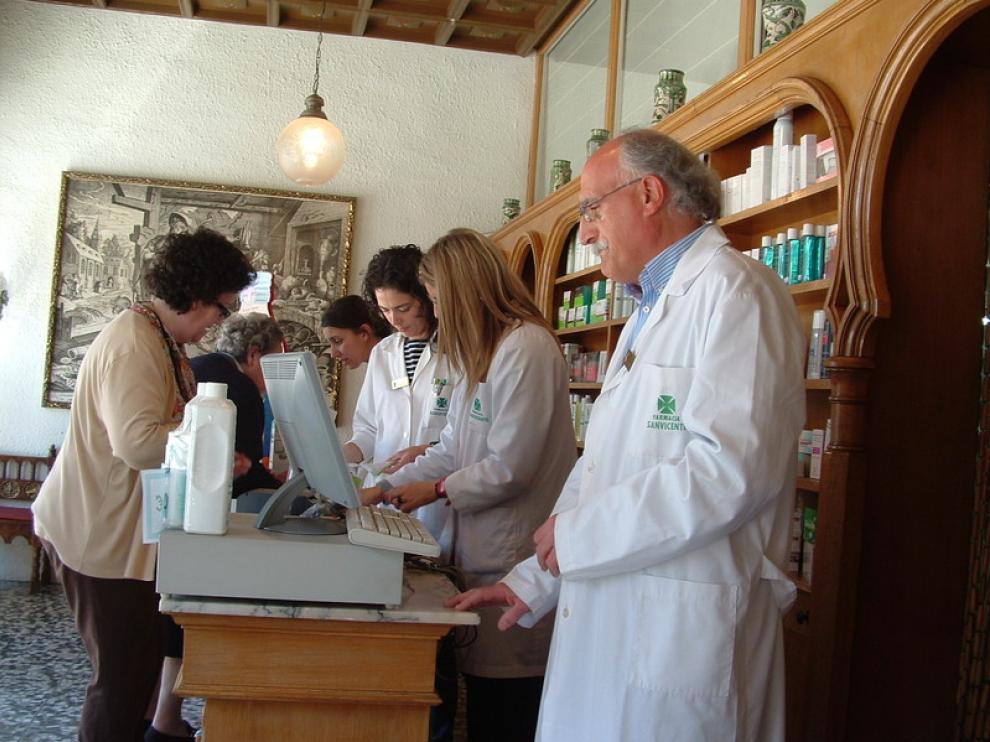 La farmacia de José Antonio Vicente, que aparece en primer término, comenzó a expedir las nuevas recetas desde primera hora de la mañana