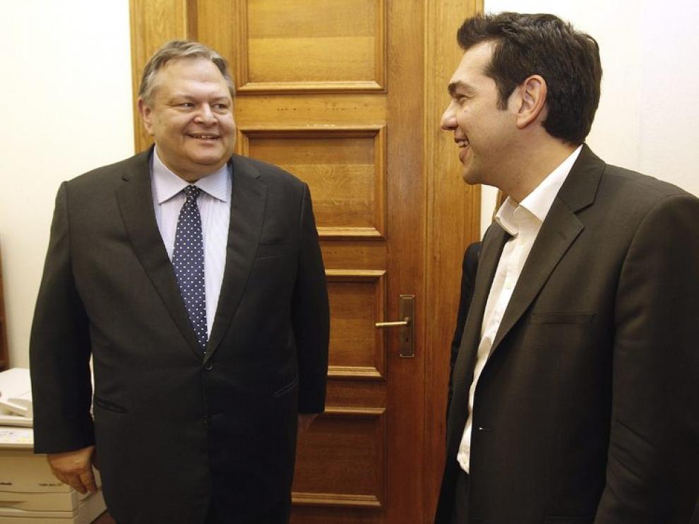 El líder de la coalición de izquierda, Alexis Tsipras, habla con el líder del PASOK, Evangelos Venizelos.