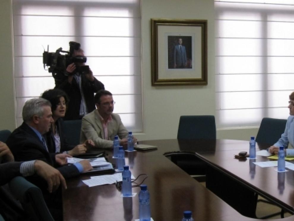Modesto Lobón y Pilar Molinero durante la reunión con las afectados por la mina de Borobia