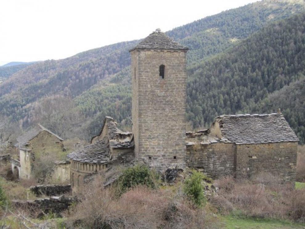 Imagen de la iglesa de San Miguel de Otal tomada este mes de mayo