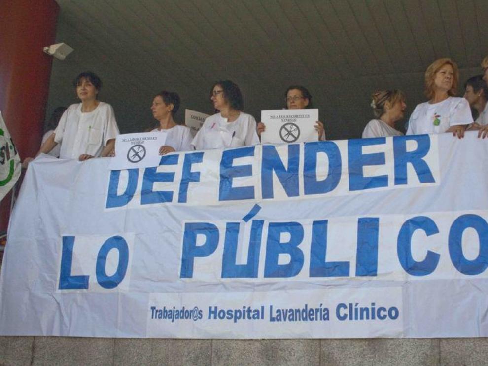 Protestas contra los recortes en Sanidad en el Hospital Clínico
