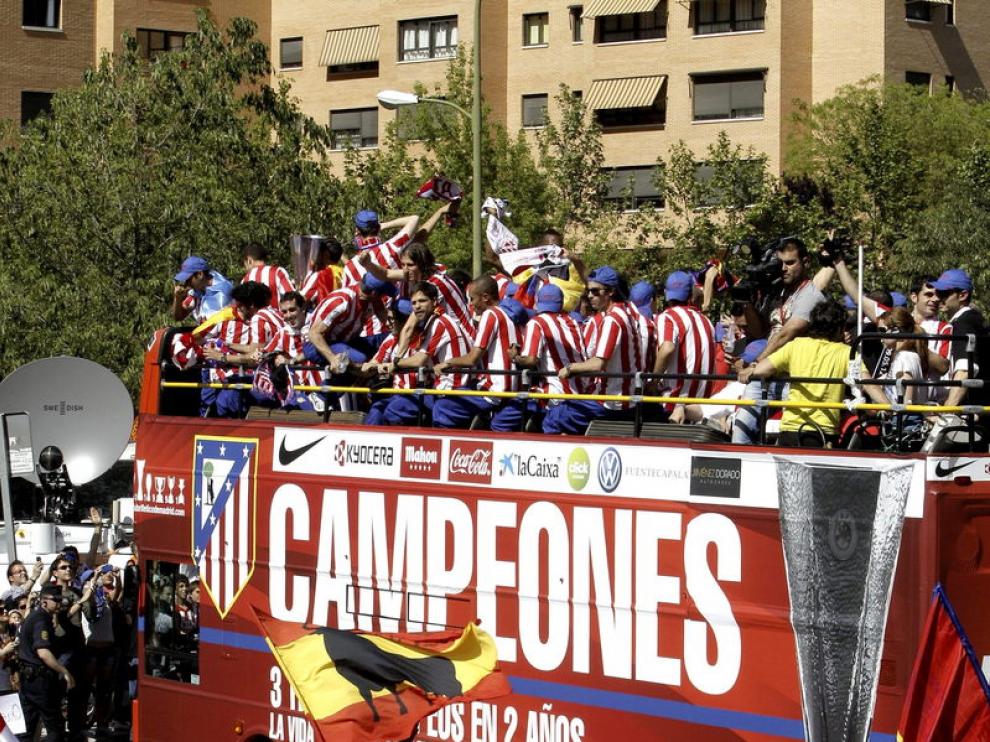 Cientos de aficionados animan a los jugadores del Atlético de Madrid