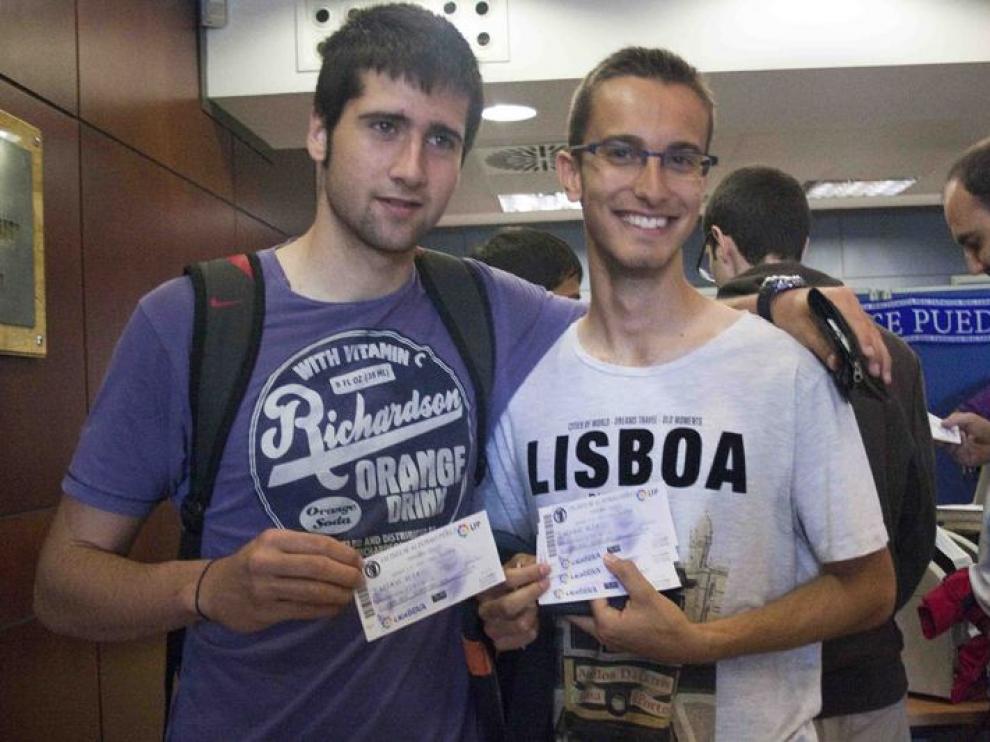 Dos aficionados con entradas para el partido