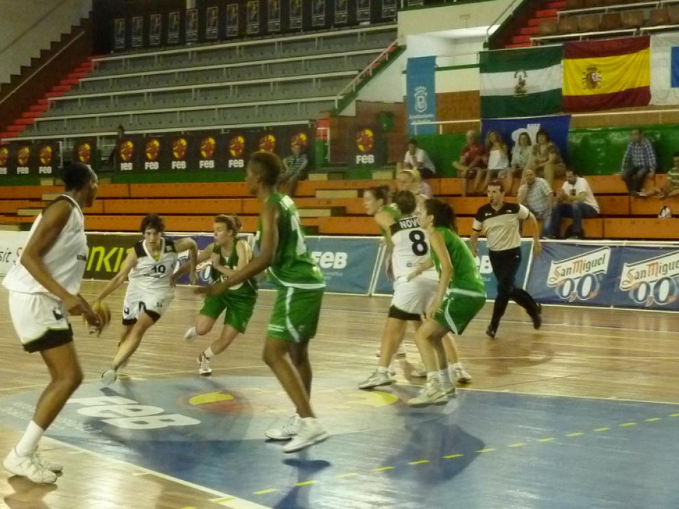 Las chicas del Casablanca le disputan una canasta a las vascas