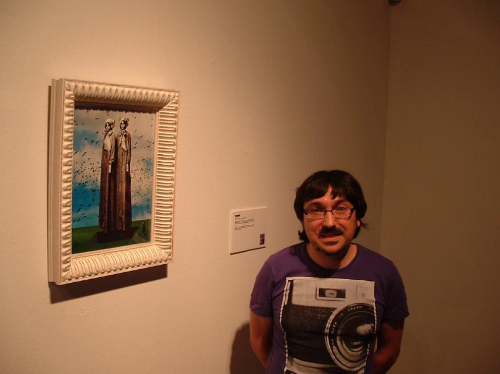 José Manuel Ubé junto a su obra 'Evoletah'