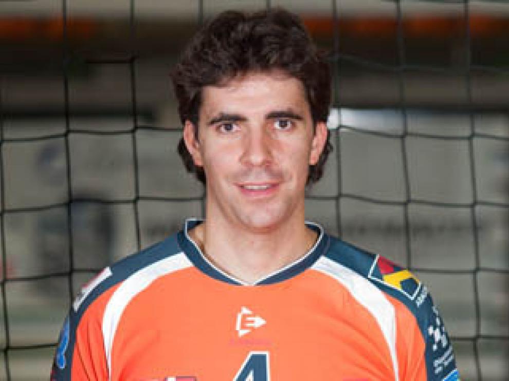 Manuel Sevillano con la elástica del Caja3 Teruel