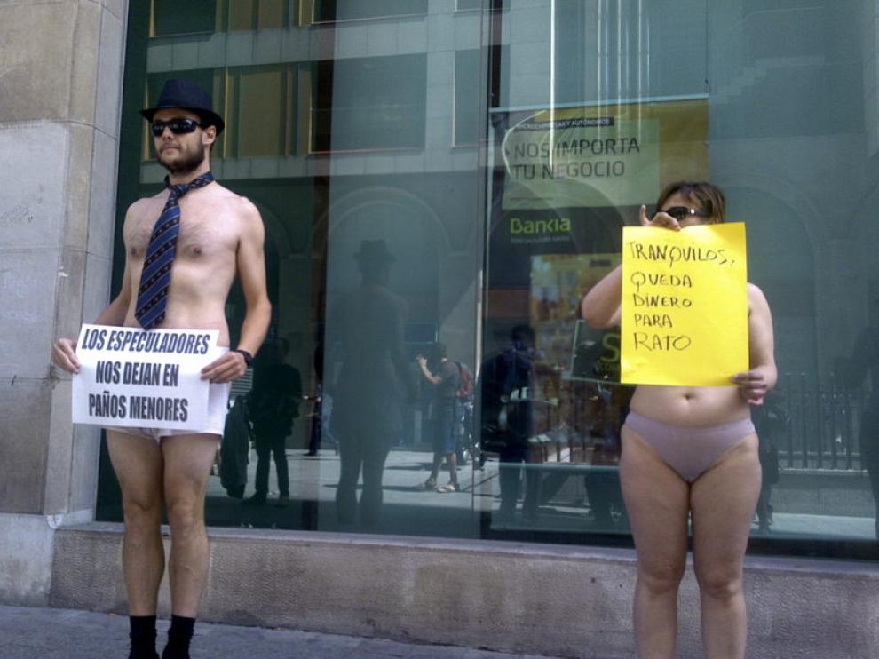 Dos miembros de la protesta en ropa interior