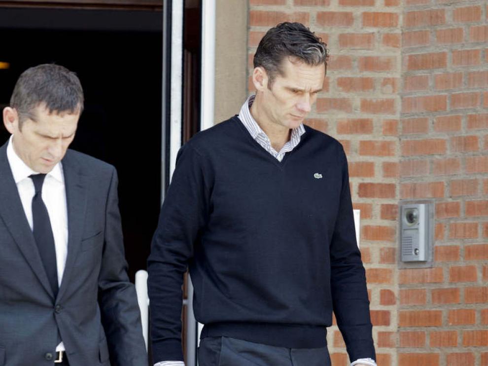 l duque de Palma, Iñaki Urdangarín (d), sale del tanatorio Lauzurica en Vitoria