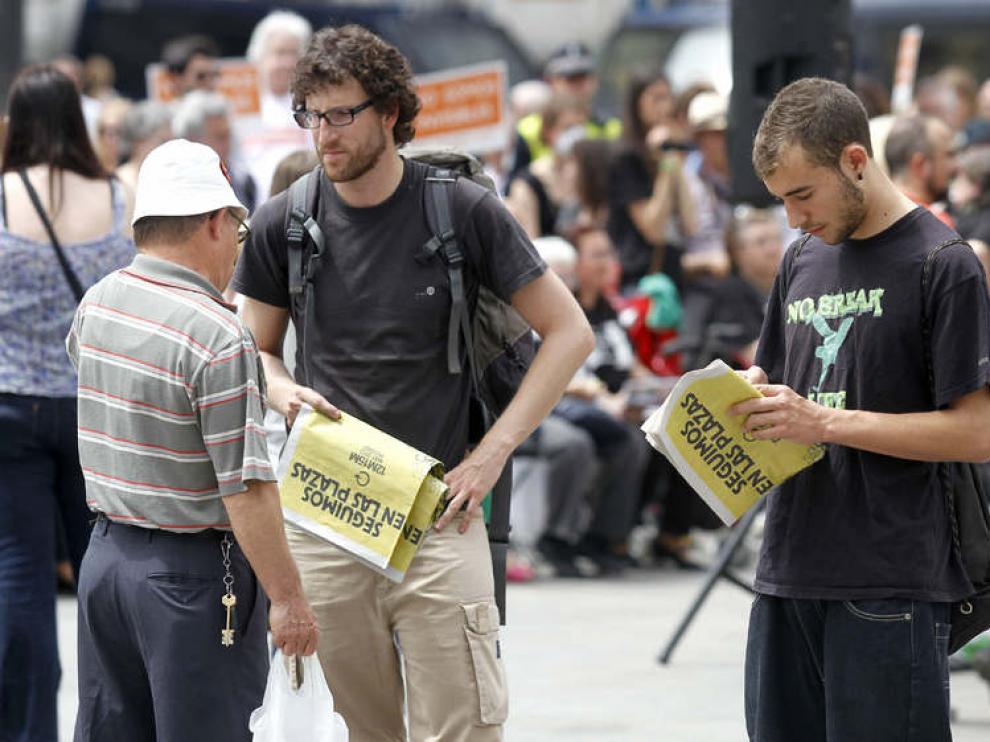 Indignados repartiendo octavillas