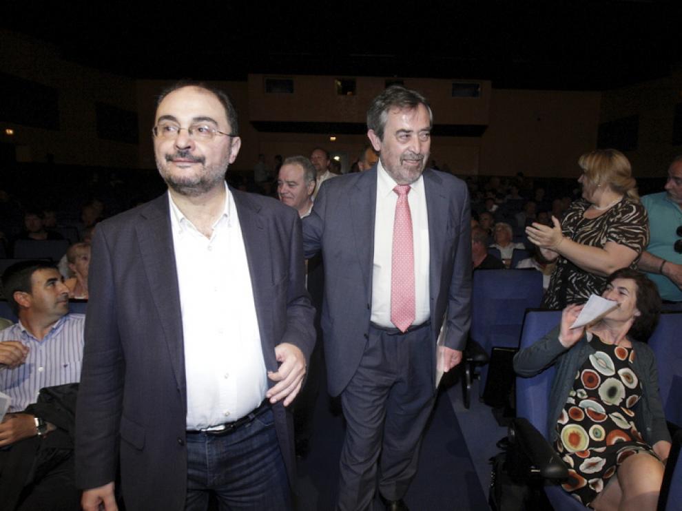 El líder del PSOE junto al alcalde de Zaragoza en un encuentro con alcaldes.