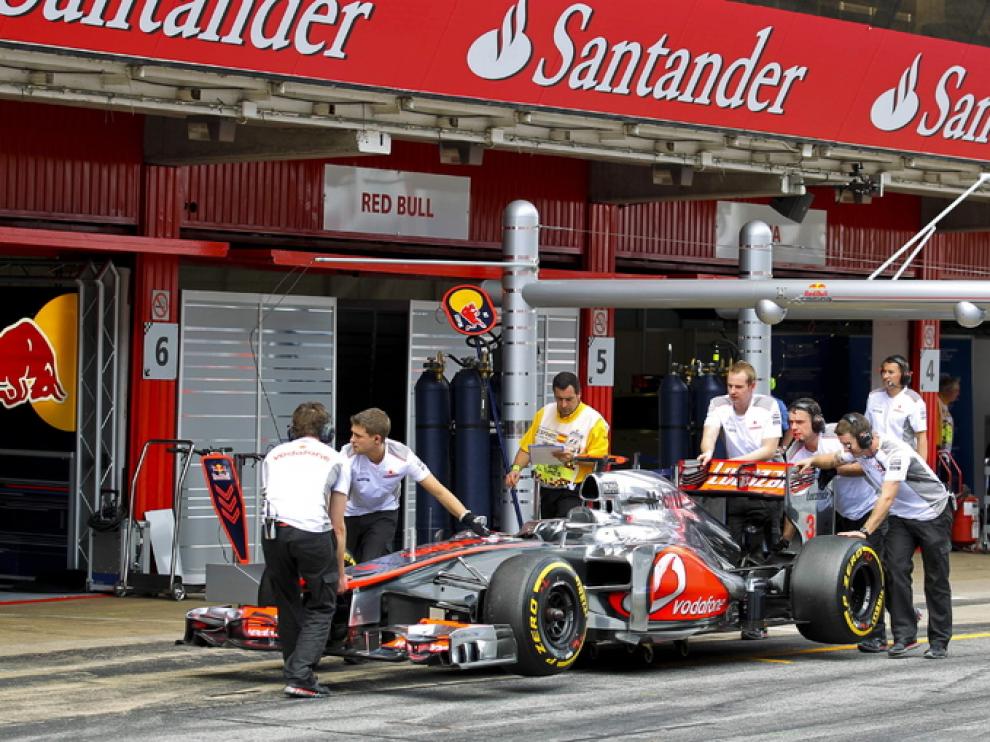 El McLaren de Hamilton en el 'pit'