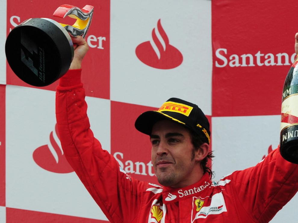 Alonso en el segundo escalón del podio en Montmeló