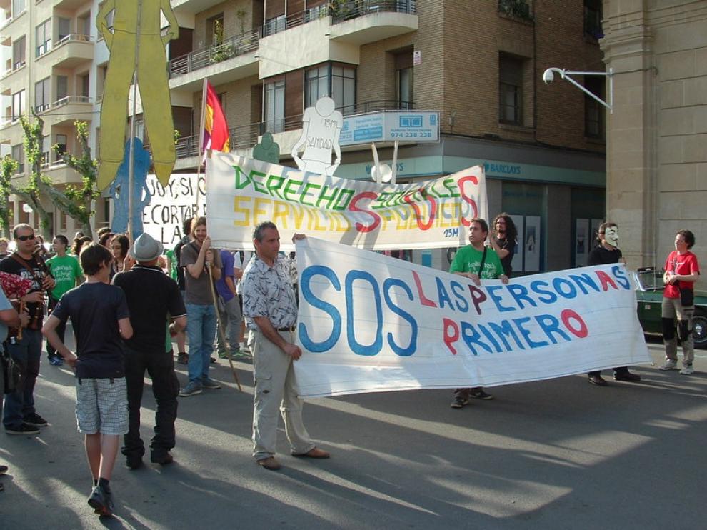 La cabecera de la manifestación incluía lemas como el de la imagen, en favor de las personas.