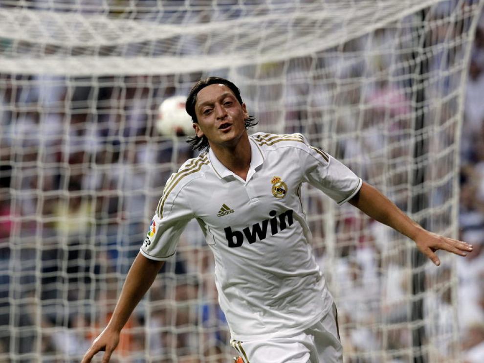 El centrocampista alemán del Real Madrid Mesut Özil celebra un gol ante el Mallorca.