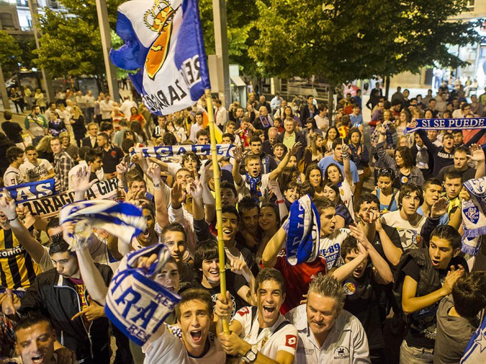 Cientos de zaragocistas celebran la salvación.
