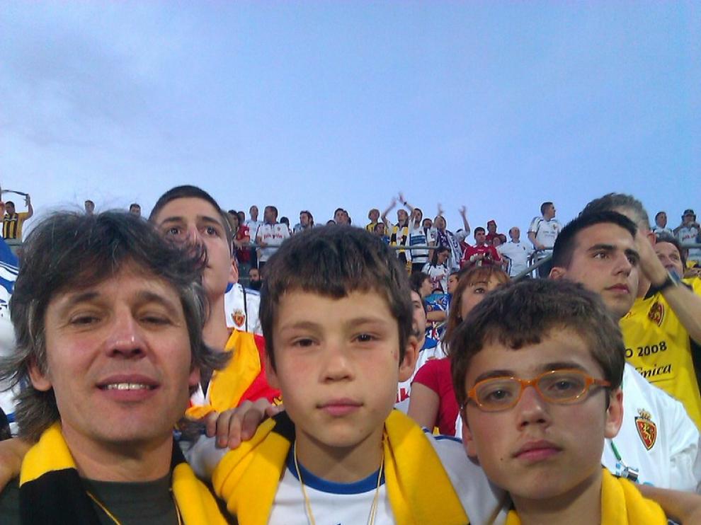 Aficionados en Getafe con las bufandas del Movimiento Avispa