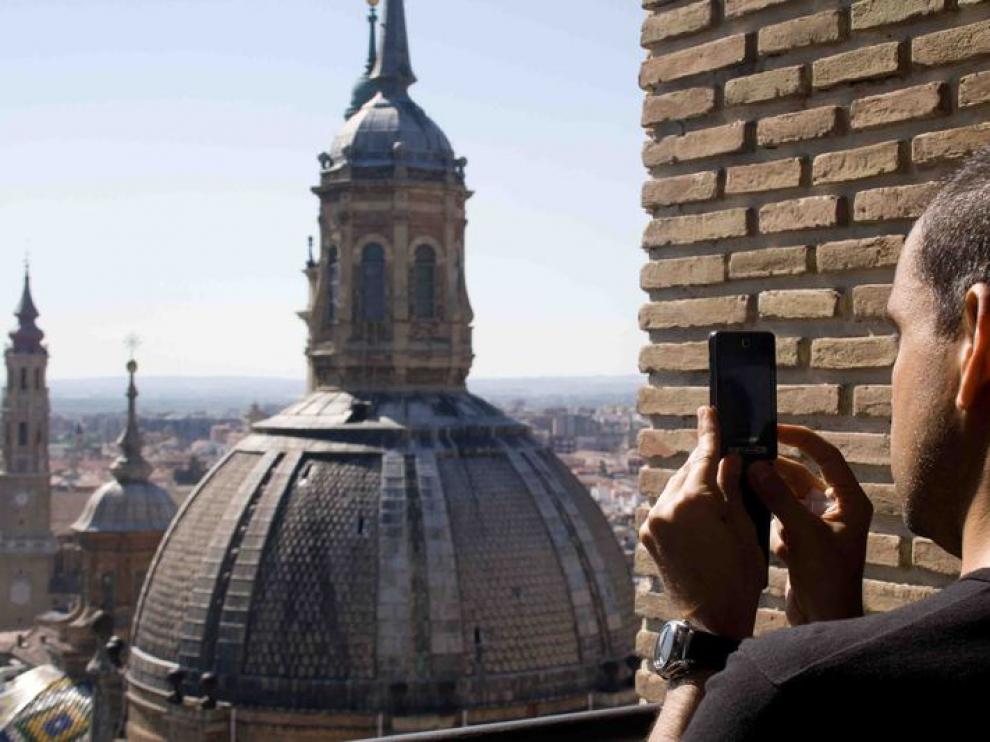 Un turista, en la torre del Pilar