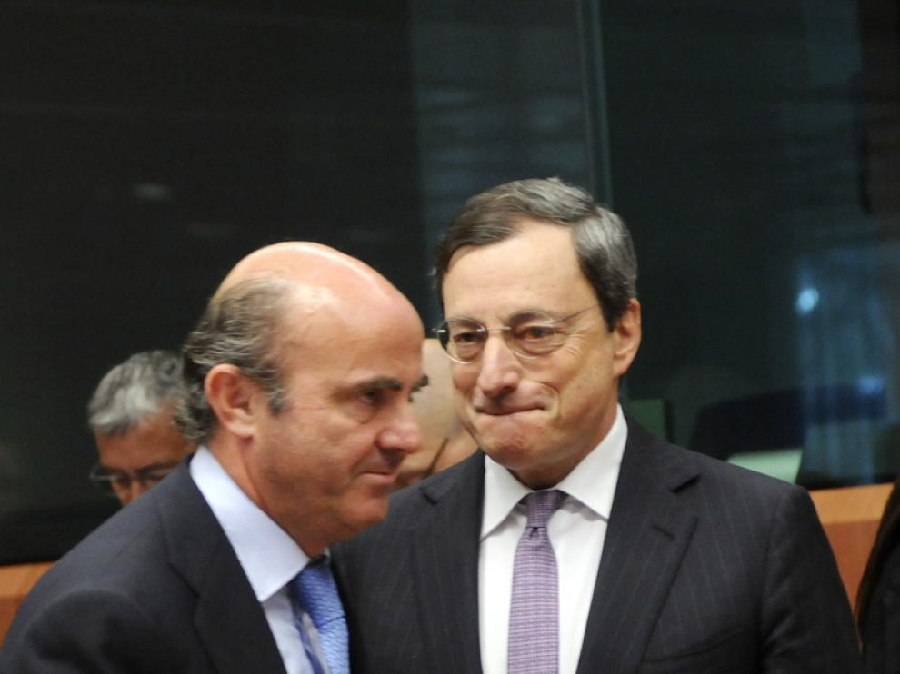 De Guindos junto a Mario Draghi en el Eurogrupo