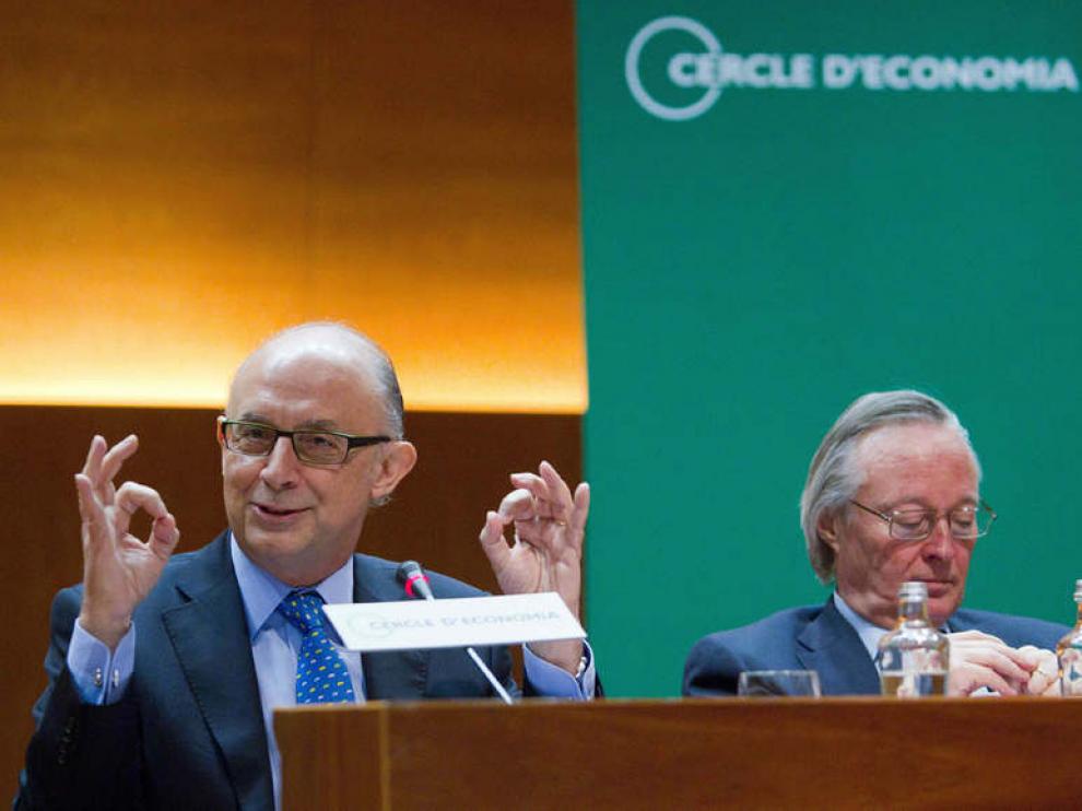 El ministro de Hacienda, Cristóbal Montoro, junto al presidente del Círculo de Economía, Josep Piqué