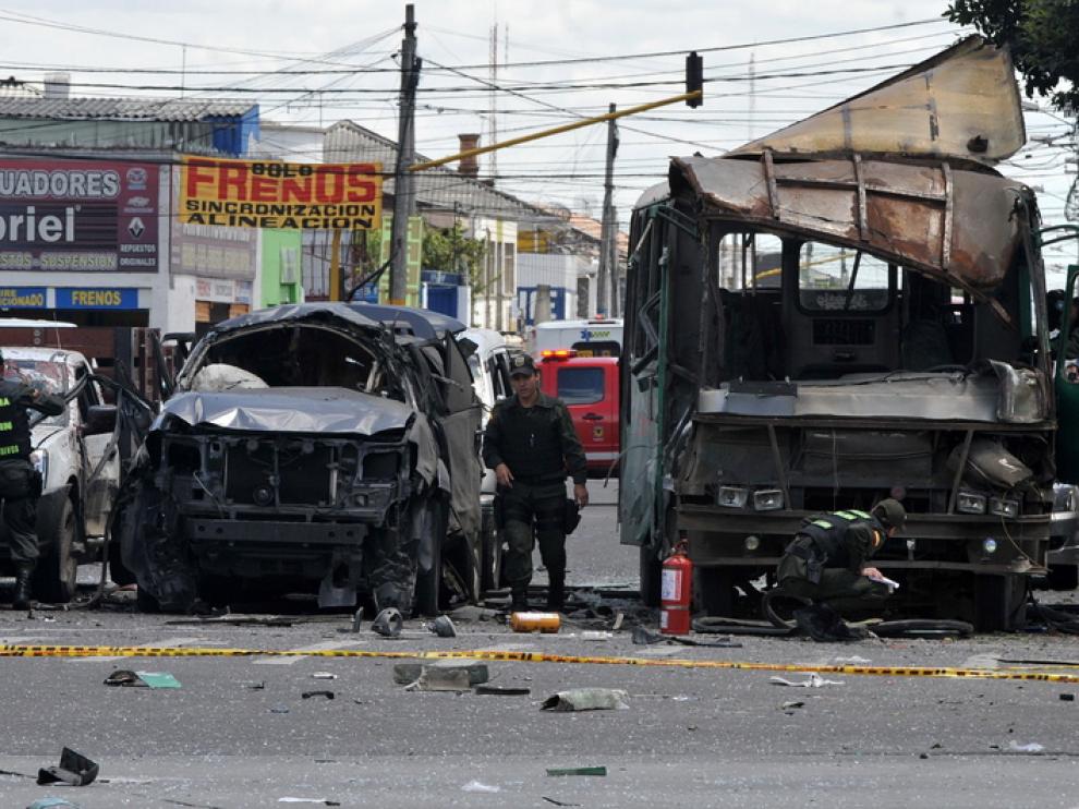 El autobús, en el que supuestamente se colocó el explosivo, está totalmente destrozado