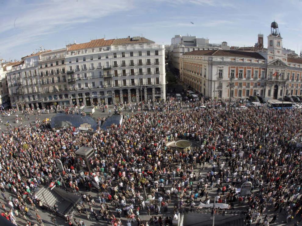 Los 'indignados' llenaron la Plaza del Sol de Madrid durante el 15-M.