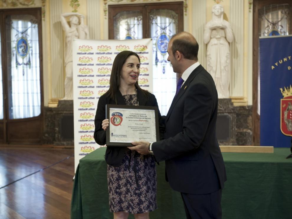 Elena Arzak recibiendo el premio gastronómico de la Comarca de Daroca