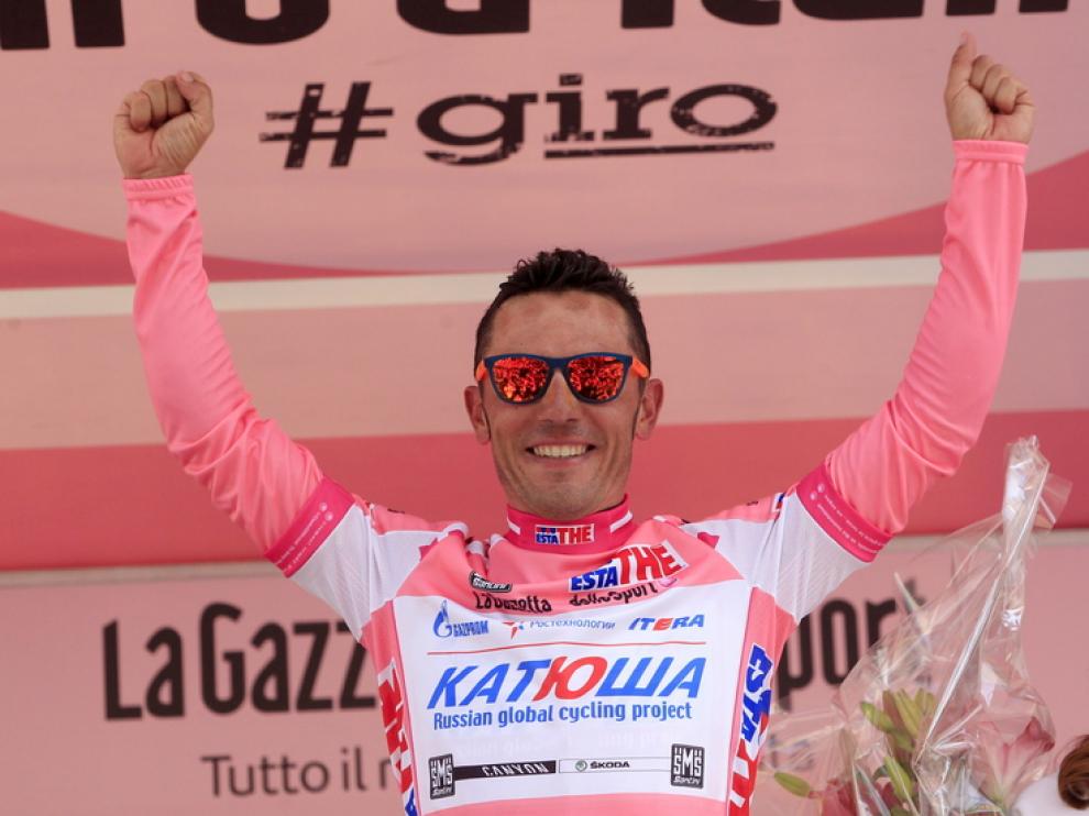 Purito Rodríguez celebra su liderato en el podio tras la novena jornada