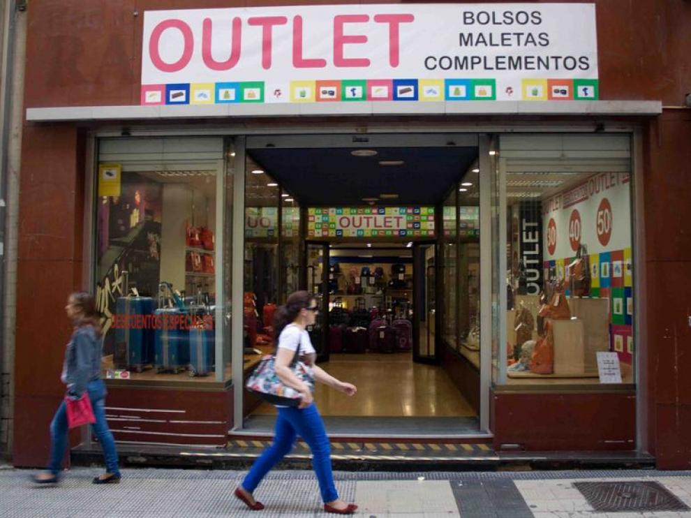 'Outlet bolsos, maletas y complementos', en Isaac Peral