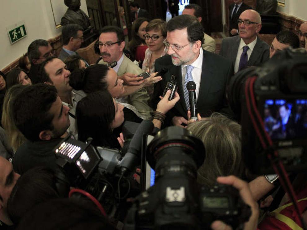 Rajoy, ante los medios, en los pasillos del Congreso