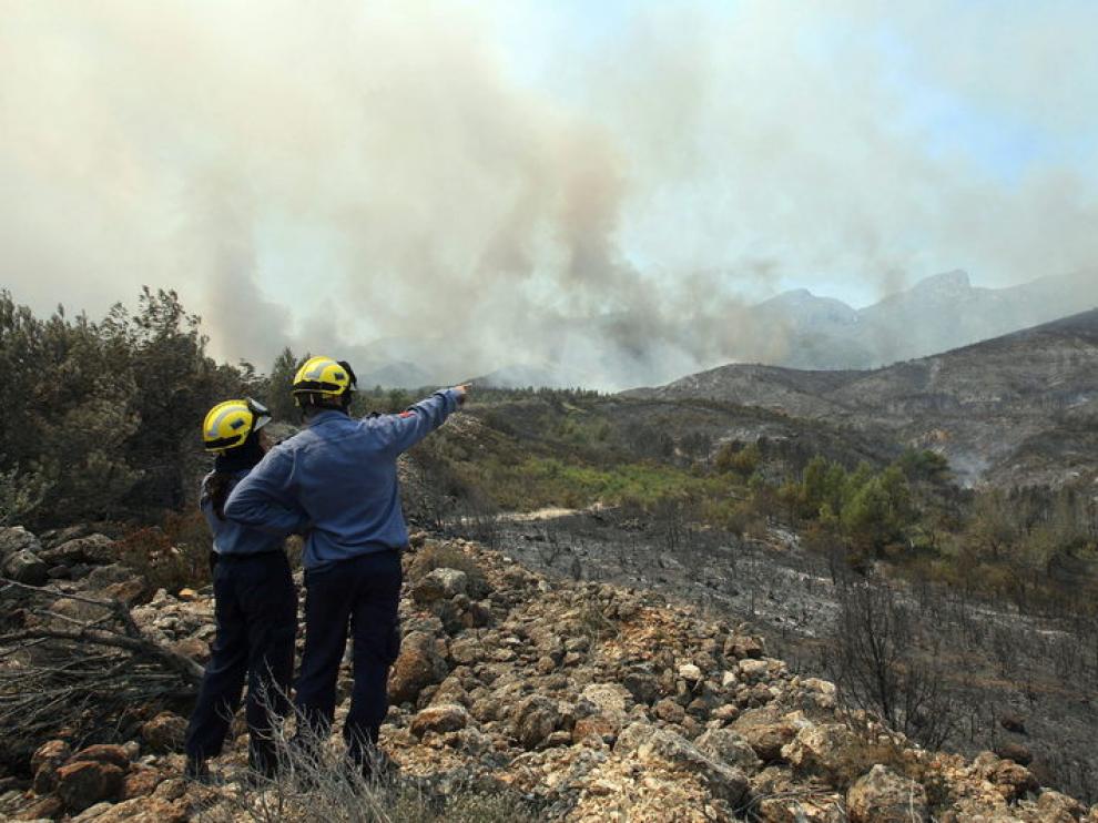 Los bomberos tratan de controlar el fuego en Tarragona