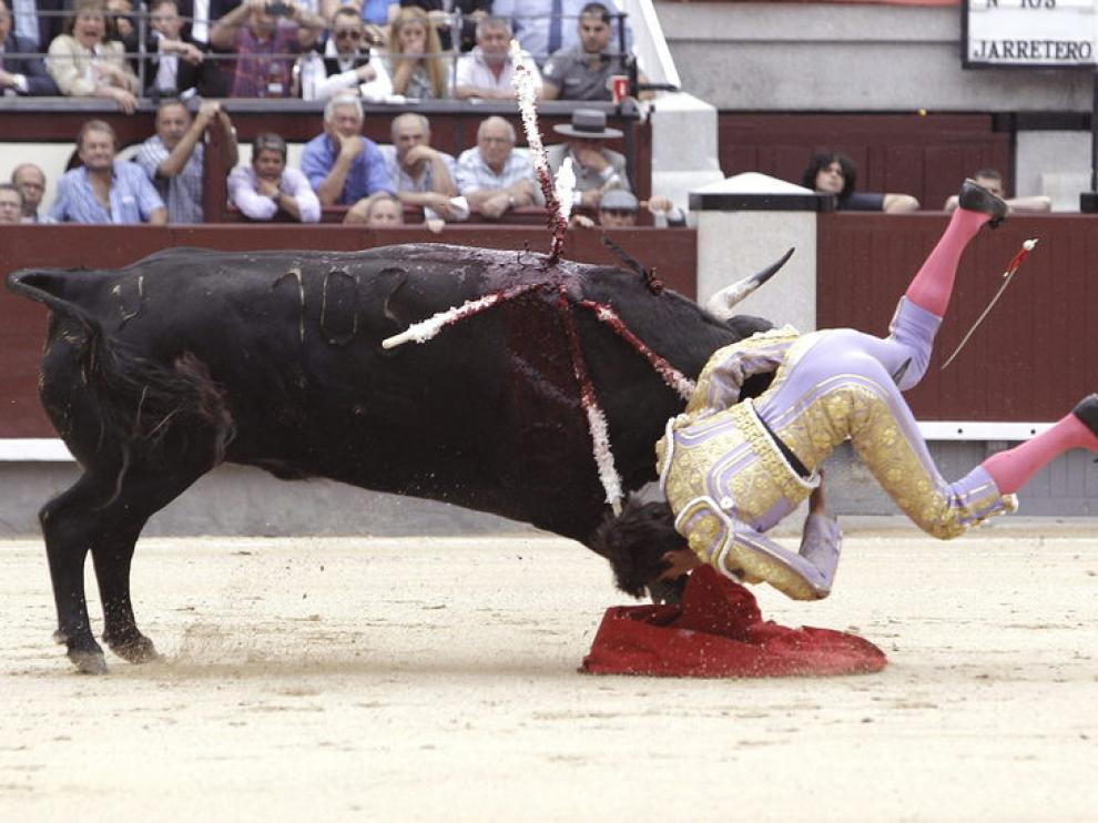 Catella fue corneado, pero permaneció en el ruedo