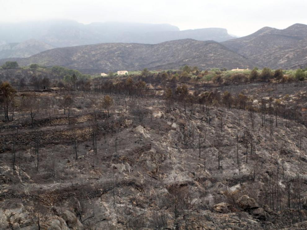 El mal tiempo dificulta las labores de extinción del incendio de Rasquera