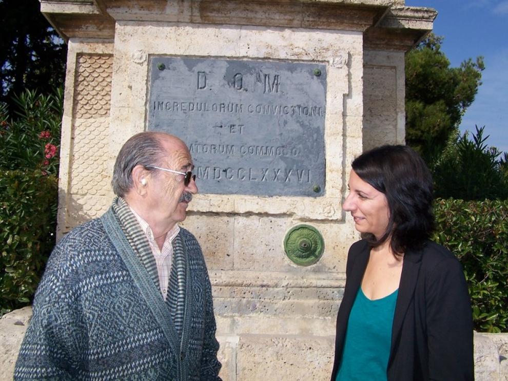 Leticia Crespo junto a un vecino del barrio, al lado de la fuente